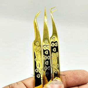 Pinzas para pestañas y cejas con agarre curvo de 90 grados personalizables Diseño de corazón chapado en oro Acero inoxidable para uso de volumen - Product Image 4