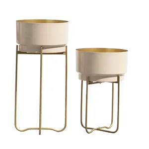 Maceta de metal beige decorativa hecha a mano con soporte para plantas de interior y exterior Fabricante Fábrica India