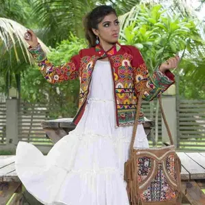 인도 서양 패션 착용 프릴 드레스-화이트 컬러 Khadi 코튼 드레스-Banjara 스타일 Kutch 수 놓은 폭격기 재킷