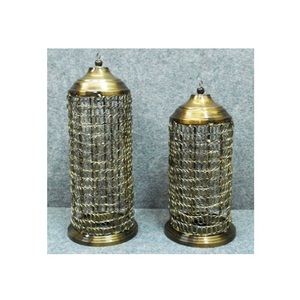 Support votif suspendu en tôle avec finition dorée Antique, Design en maille de forme ronde, excellente qualité pour la décoration de la maison - Product Image 1