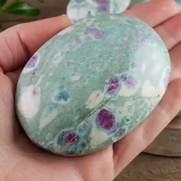 หินปาล์มทับทิมธรรมชาติ fuschite หินที่มีคุณภาพสูงการรักษา energyc คริสตัลหินปาล์มพลอยกระเป๋าหินโมราสง่างาม