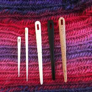 Aiguilles en os de buffle poli Viking naturel avec motif religieux pour tricoter de la laine par Natural Creations Inc - Product Image 3