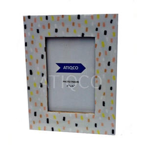 Elegante marco de fotos de resina de corazones rojos con borde de madera de acacia para mostrar a sus seres queridos - Product Image 3