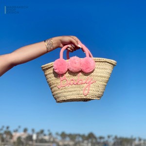 Sac en paille de haute qualité, petit format, monogrammé avec pompons, sac cadeau personnalisé pour la plage, pour demoiselle d'honneur - pour elle - Product Image 1