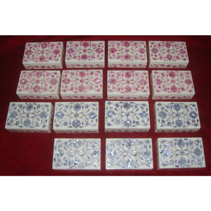 Caja con Incrustaciones de Mármol y Diseño de Flores Rosas y Azules - Product Image 1