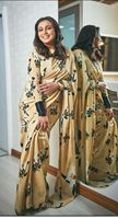 Actrice de Bollywood Ranimukherjee porte un sari en soie crêpe pure imprimé numérique de couleur jaune soleil avec un chemisier à manches longues