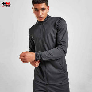 Chándal para hombre de alto rendimiento con paneles ventilados y material ligero y adaptable - Product Image 5