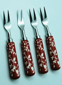 Tenedor de acero con mango de resina roja, diseño de flores, Color personalizado, logotipo de lujo, para Hotel, boda, venta directa de fábrica, bajo pedido mínimo - Product Image 2