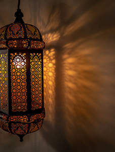 Suspension lanterne de Marrakech noire et or au design unique pour la décoration de la maison pour Noël - Product Image 5