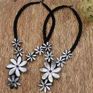 Collar de Joyería de Moda Hawaiano Tahitiano con 6 Flores de Tiaré de Nácar en Cordón Trenzado - Product Image 6