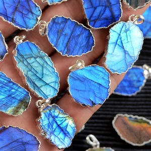 Collier Acrylique en Argent avec Pendentif Croissant de Lune en Labradorite Bougeoir Électrolytique Charme Usage quotidien Occasions Spéciales - Product Image 3