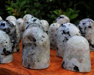 Vente en gros belle pierre de lune arc-en-ciel polie forme libre cristaux de guérison pour l'amour décoration énergie alignement illumination - Product Image 4