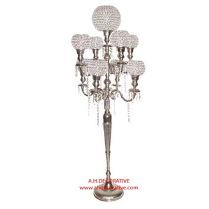 Candelabro cuadrado pequeño de metal de 4 brazos con gotas de cristal hecho a mano respetuoso con el medio ambiente color personalizado para la decoración del hogar y la boda - Product Image 3