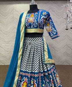 Collection de festivals indiens de créateurs au look riche Filet de broderie Travail de la pierre de soie avec lehenga choli avec dupatta Vêtement au meilleur prix pour femmes - Product Image 3