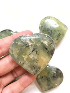 Cristal de Prehnita Natural en Forma de Corazón, Gema Pulida, Tallado de Corazón - Product Image 2