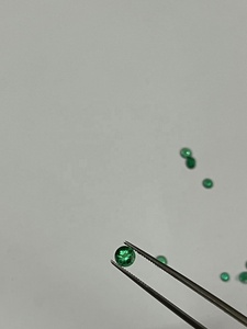 Émeraudes zambiennes naturelles non traitées de qualité supérieure AAA+ certifiées IGI, 3 mm-4 mm, calibrées pour la production de bijoux, couleur naturelle intense à 100 %. - Product Image 2