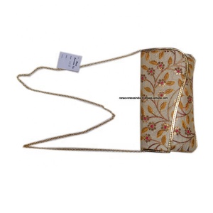 Pochette fantaisie de couleur dorée et crème avec chaîne et broderie pour fête - Product Image 1