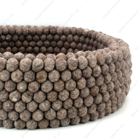 Maison pour chat Samyak 100% laine mérinos rayée, écologique, avec balles en feutre pour un repos confortable, aucun assemblage requis