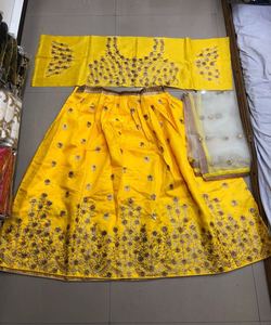 Fancy rayón seda bordado piedra trabajo lehenga choli con dupatta ropa de boda precio al por mayor Ropa Étnica Surat ApparelGarment - Product Image 4