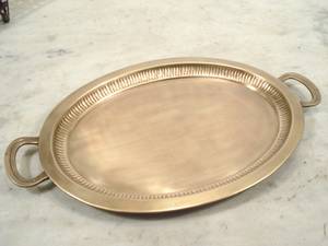 Bandeja de servicio terminada martillada dorada de aluminio fundido de diseño único puro con patrón de flores para la decoración del hogar - Product Image 3