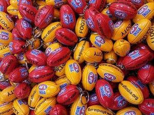 Porte-clés ballon de rugby AFL de marque personnalisée en PVC et caoutchouc pour les promotions - Product Image 2