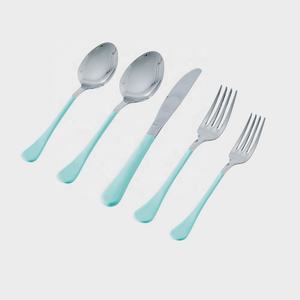 ชุดช้อนส้อมสแตนเลสสตีล งานตีขึ้นรูปด้วยมือ ด้ามจับเคลือบสีฟ้าอ่อน ชุดช้อนส้อมหรูหรา โลหะเคลือบทอง ใช้ซ้ำได้ - Product Image 1