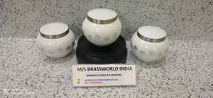 Urna de cremación de mascota blanca ODYSSEY, conjunto de tres suministros funerarios, grabado de pata de plata de alta calidad - Product Image 5