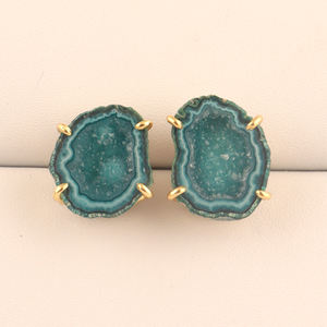 Resina delicada natural verde geoda ágata druzy oreja poste tachuelas pendiente latón 18K chapado en oro cuatro puntas ajuste piedra preciosa pequeño perno - Product Image 5