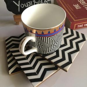 Ensemble de 4 sous-verres carrés en résine zig-zag noir et blanc de style européen pour la cuisine ou le bureau emballés dans un carton - Product Image 4