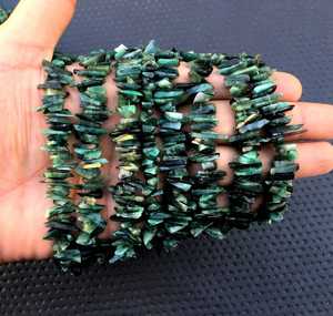 Pierres précieuses émeraude naturelles lisses non coupées perles de puces DIY collier bébé pendentif fabrication de bijoux en gros - Product Image 3