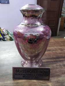 Brassworld India Urna de cremación de latón púrpura con suministros funerarios grabados de flores - Product Image 2