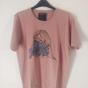 เสื้อยืดผู้ชาย ผ้าฝ้าย 100% ทรงลำลอง ใส่สบาย ระบายอากาศได้ดี ผ้าถัก คอทรงโอ แขนสั้น พิมพ์ลายตัวอักษรดิจิทัล - Product Image 5