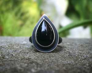 Vente en gros de bijoux en argent sterling 925 onyx noir pierre de naissance de décembre poire taille brillant breloque bague en pierre unique naturelle - Product Image 1