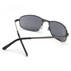 Diseñador <span class=keywords><strong>2021</strong></span> Gafas de Sol de moda personalizadas Tonos rectangulares pequeños para hombres y mujeres Marcos de metal rojo azul blanco oro - Product Image 4