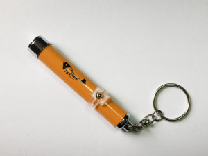 Nhà máy tùy chỉnh màu sắc tiêu cự xa chiều dài logo chiếu Torch/đèn pin keychain nhanh chóng đào tạo con chó Đồ chơi & khuyến mại Carabiners - Product Image 3