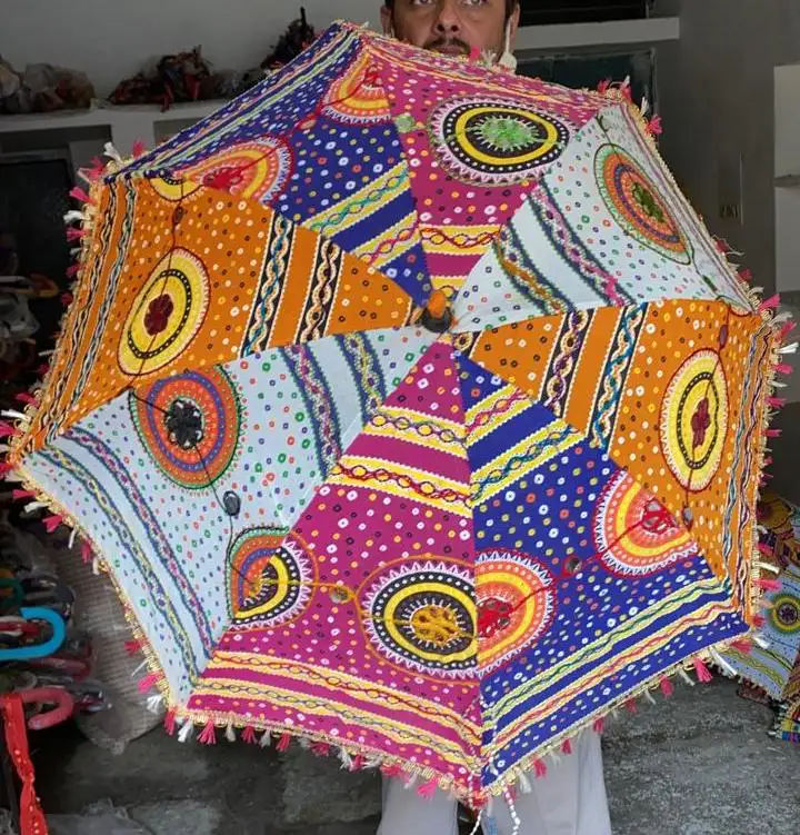 Vintage Rajasthani Regenschirm in vielen verschiedenen ethnischen Farben & Designs