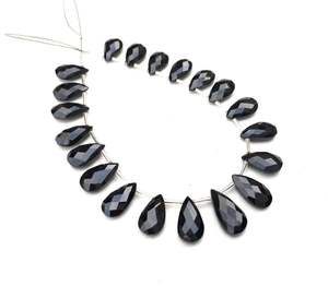 20 véritables perles de briolette en forme de poire à facettes de haute qualité pierre précieuse de spinelle noire naturelle en gros du fabricant - Product Image 2