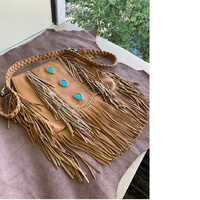 Sacs en cuir sur mesure de style bandoulière avec franges en cuir et pierres précieuses, idéal pour les magasins d'accessoires de mode