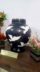 Urna de cremación de pájaro en casa para adultos, suministros funerarios de latón, Brassworld, India - Product Image 3