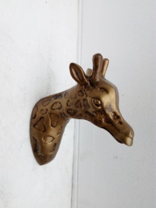 Figura de Cabeza de Jirafa Pequeña en Aluminio Fundido Pulido - Product Image 2