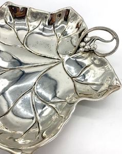 Plateau décoratif en forme de feuille en laiton pur avec une finition unique de couleur or, parfait pour la vaisselle et les plats de service élégants - Product Image 2