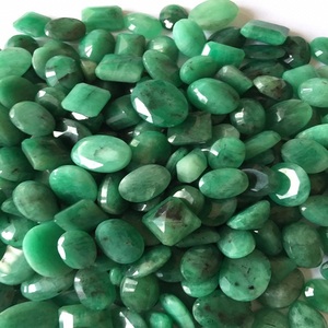 Piedra preciosa de color verde esmeralda natural con certificado IGI - Product Image 2