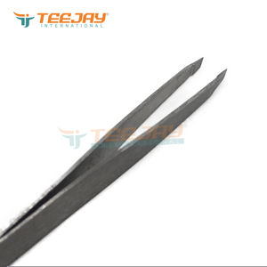 Pince à épiler TEEJAY en acier inoxydable argenté de 9,5 cm avec pointe inclinée et pointe finement travaillée pour les sourcils - Product Image 6