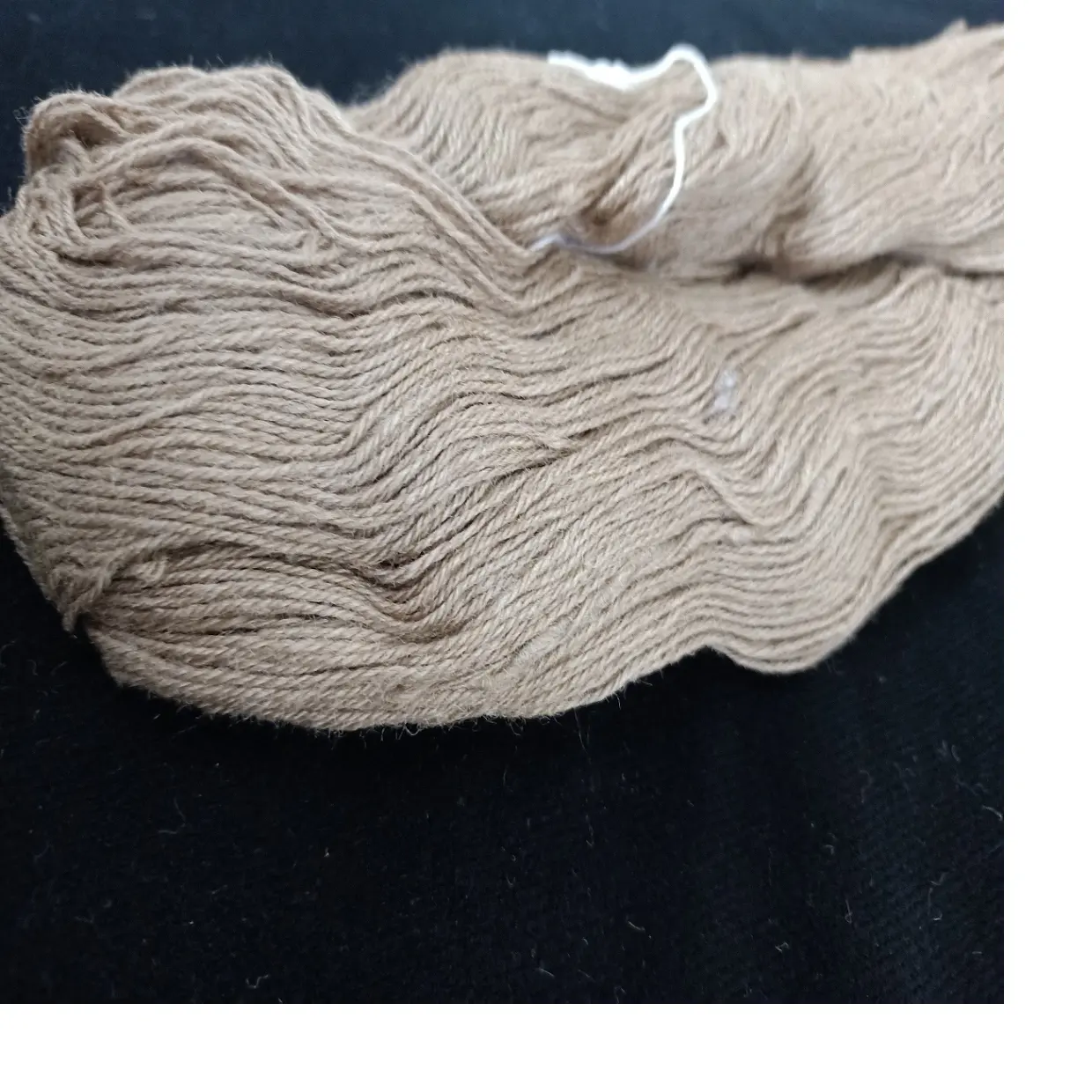 ニットや毛糸店に適した天然ゴールデンムガシルク糸