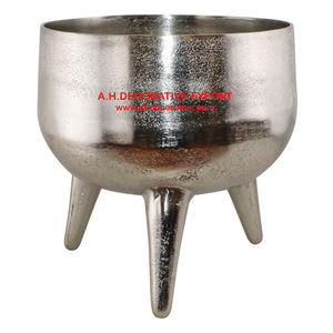 Vente en gros Bol en métal brillant argenté avec base à pied Décoration intérieure Finition brillante exclusive - Product Image 1