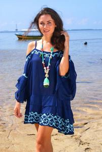 Elegante Abito Corto con <span class=keywords><strong>Tre</strong></span> Strati di Balze, <span class=keywords><strong>Spalle</strong></span> Scoperte, Ricami Splendidi, Vestito da Spiaggia per Ragazze, Tunica Alla Moda - Product Image 3