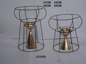 Venta caliente Jarrón de aluminio fundido Color de latón martillado Jarrón Decoración de mesa con jaula negra Disponible en otros colores - Product Image 5