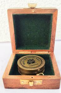 Brújula Náutica Antigua de Latón Grabada con Caja de Madera para Regalo - Product Image 4