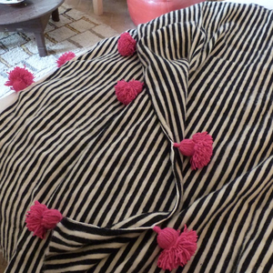 Manta Marroquí Hecha a Mano, Mantas con Pompones - Product Image 1