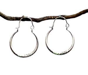 Pendiente de aro plateado estilo bohemio hecho a mano joyería de latón - Product Image 1